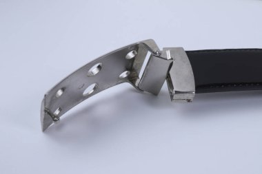 Beyaz arkaplanda siyah deri kemer