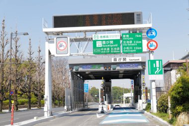 Japon şehrinin yollarında gündüz görüşü