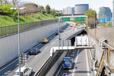 Japon şehrinin yollarında gündüz görüşü
