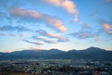 Şehrin ve dağların güzel manzarası