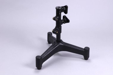 beyaz arkaplanda modern siyah tripodlar.