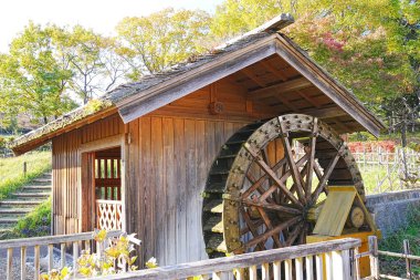 Eski ahşap binanın dışında su çarkı