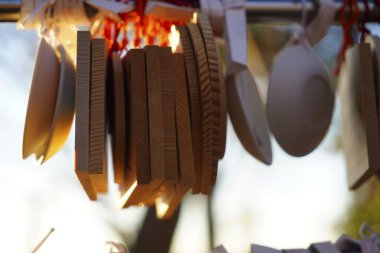 Tahta Ema ve Omamori Büyüleri Japon tapınağında asılı.