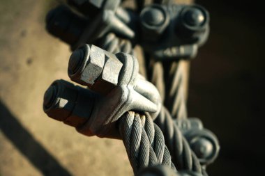 Çelik kabloları güvence altına almak ve birleştirmek için kullanılan kablo kıskacı.