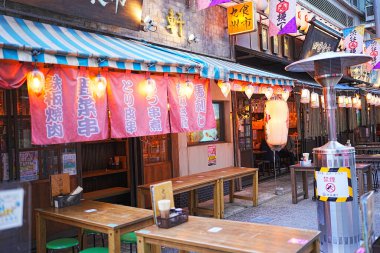 Tokyo, Japonya 'nın Shibuya semtinde, caddedeki restoran ve barlar. Shibuya, Tokyo 'nun en kalabalık ve işlek bölgelerinden biridir..