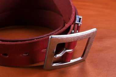 kahverengi deri kemer ve arka planda toka.