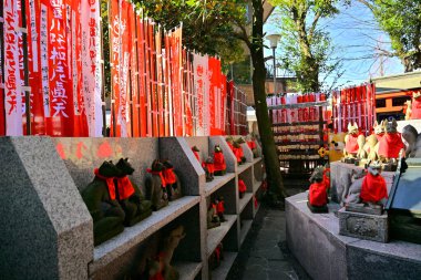 Japonya 'daki parkta güzel kırmızı bayraklar