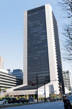 Yüksek binalar ve mavi gökyüzü - Tokyo, Japonya