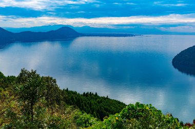 İsviçre 'deki Alpler ve Göl manzarası