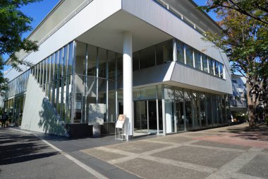 Japon şehrinin modern mimarisinin gündüz görüşü