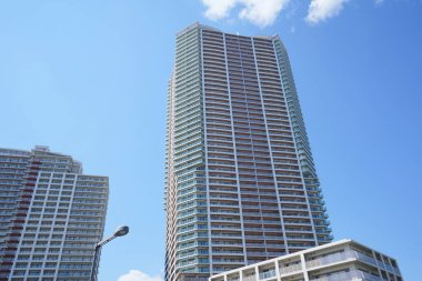 Yüksek binalar ve mavi gökyüzü - Tokyo, Japonya