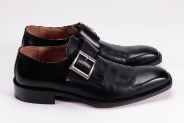 Siyah adamın ayakkabıları beyaz arka planda izole edilmiş.