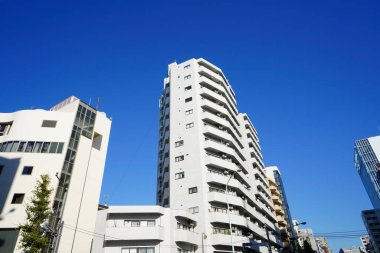 Yüksek binalar ve mavi gökyüzü - Tokyo, Japonya