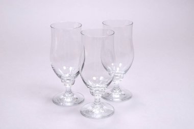 Beyaz arka planda şarap için boş bardaklar