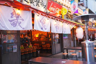 Tokyo, Japonya 'nın Shibuya semtinde, caddedeki restoran ve barlar. Shibuya, Tokyo 'nun en kalabalık ve işlek bölgelerinden biridir..
