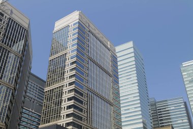 Yüksek binalar ve mavi gökyüzü - Tokyo, Japonya