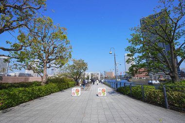 Yokohama, Japonya 'da Pedestrian ve Urban Skyline ile Rıhtım Alanı