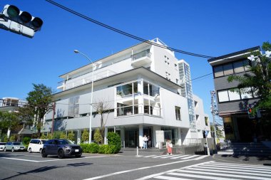 Japon şehrinin modern mimarisinin gündüz görüşü