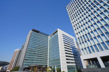 Şehirdeki modern ofis binaları, güneşli bir günde gökdelenler 