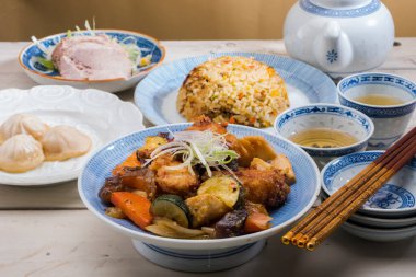 Haşlanmış et ve sebzelerin yemek fotoğrafı. 