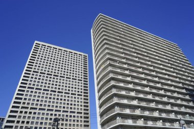 Yüksek binalar ve mavi gökyüzü - Tokyo, Japonya