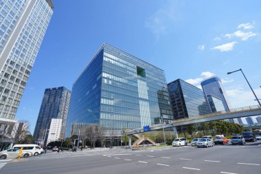 Yüksek binalar ve mavi gökyüzü - Tokyo, Japonya