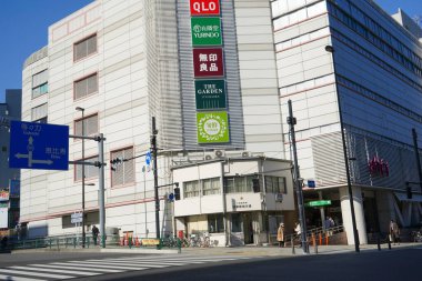 Japon şehrinin modern mimarisinin gündüz görüşü