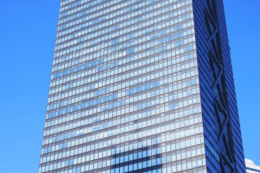 Kentsel gökdelen ve mavi gökyüzü 