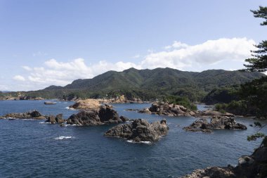 Güzel deniz manzarası ve kayalar. 