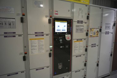 Sanayi kontrol paneli, merkezi dijital ekran aracılığıyla bilgileri gösterir