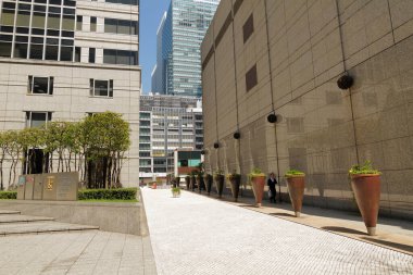 Yüksek binalar ve mavi gökyüzü - Tokyo, Japonya