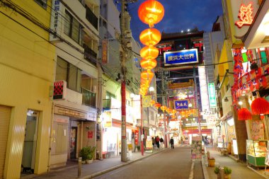 Gece Yokohama Çin Mahallesi. Japonya 'daki en büyük Çin Mahallesi