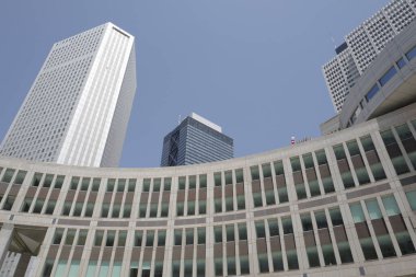 Yüksek binalar ve mavi gökyüzü - Tokyo, Japonya