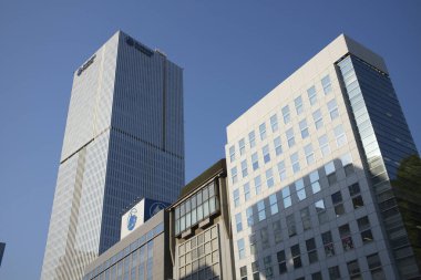 Yüksek binalar ve mavi gökyüzü - Tokyo, Japonya