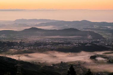 Dağ şehrinin üzerinde güzel bir gün batımı