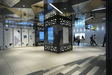 Tokyo, Japonya - Mayıs 219: Metro istasyonunun içi.