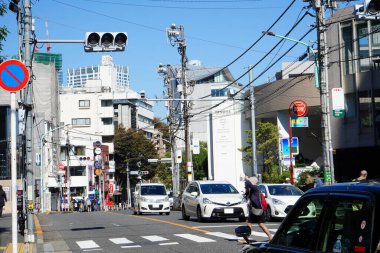 Japon şehrinin modern mimarisi, gündüz görüşü  