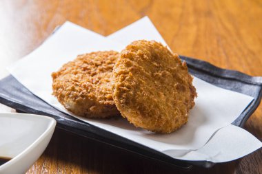 Peçeteye iki lezzetli tavuk nugget.