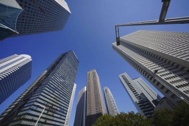 Yüksek binalar ve mavi gökyüzü - Tokyo, Japonya