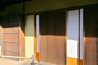 Sürgülü kapıları olan geleneksel Japon evi. 