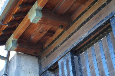 Metal elementli eski ahşap kapı 