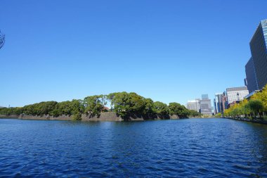 Tokyo, Japonya 'daki Kökyo Gaien Ulusal Bahçesi' nin bir parçası olan İmparatorluk Sarayı çevresindeki hendek.. 
