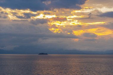 Denizin üzerinde güzel bir gün batımı