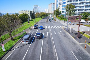 Yoldaki arabaların ve motosikletlerin hava manzarası
