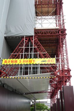 Çinli bir işçi kentteki şantiyenin şantiyesinde yürüyor, Şangay, Çin, 11 Kasım 216