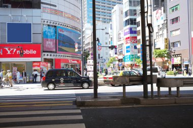 Japon caddesindeki modern binalar, Asya mimarisinin gündüz görüşü. 