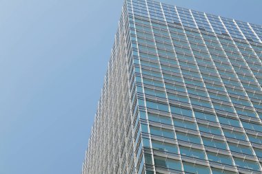 Güneşli bir günde modern şehir mimarisi