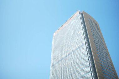 Şehrin modern binası ve mavi gökyüzü 