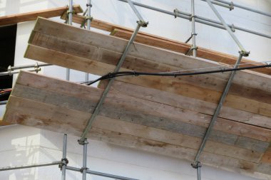 Yapım aşamasındaki evin ahşap kirişleri.