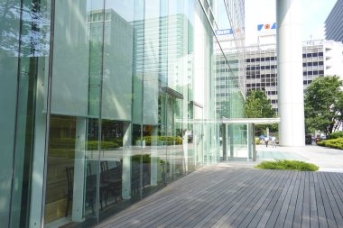 Yüksek binalar ve mavi gökyüzü - Tokyo, Japonya